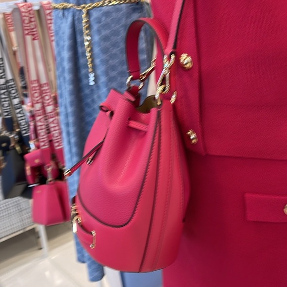 MICHAEL KORS 
Reed Md Pebbled Leather Bucket Bag Satchel Crossbody Handbag
NWT - Picture 4 of 16
